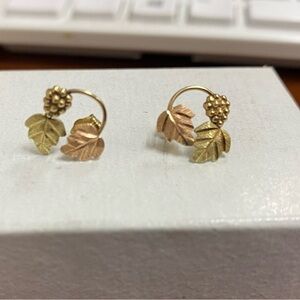 10K BLACK HILLS GOLD GRAPE LEAVES STUD EARRINGS 0.8G